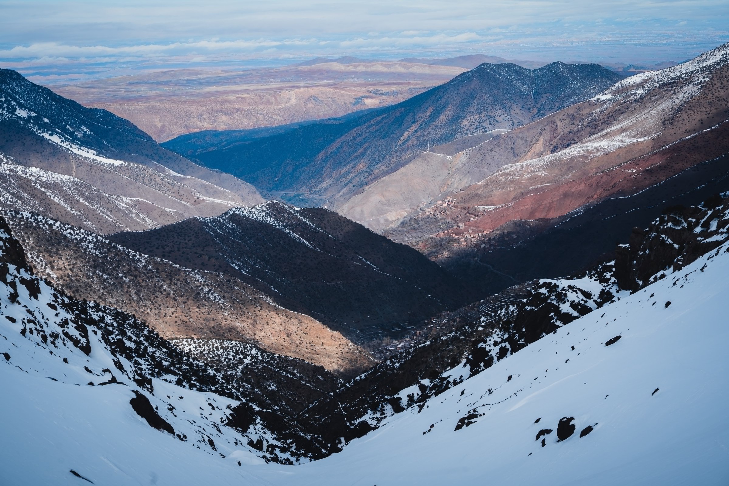 Montee vers les hautes pentes dans le massif du Toubkal, Haut Atlas marocain