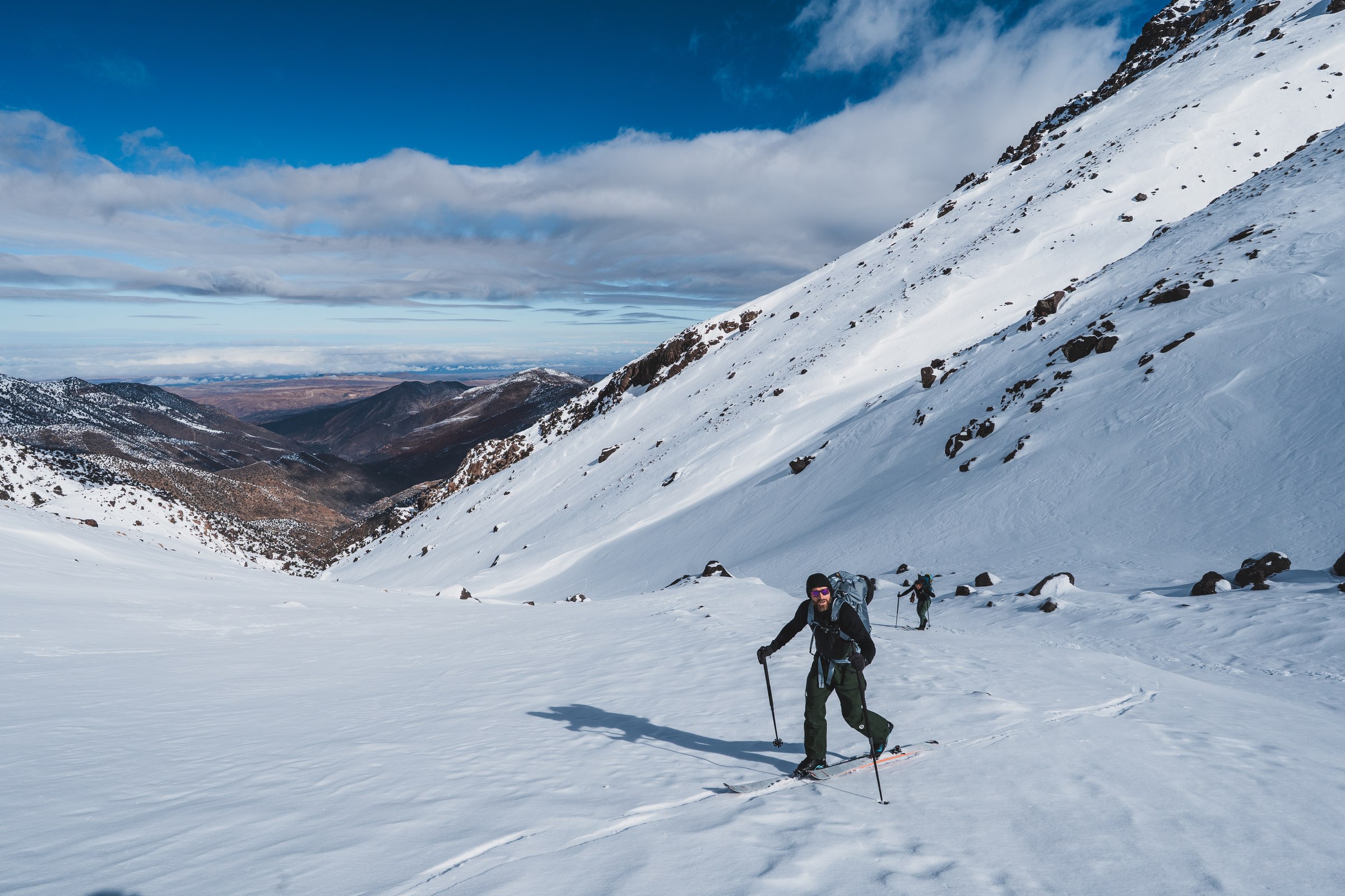 Montee vers les hautes pentes dans le massif du Toubkal, Haut Atlas marocain