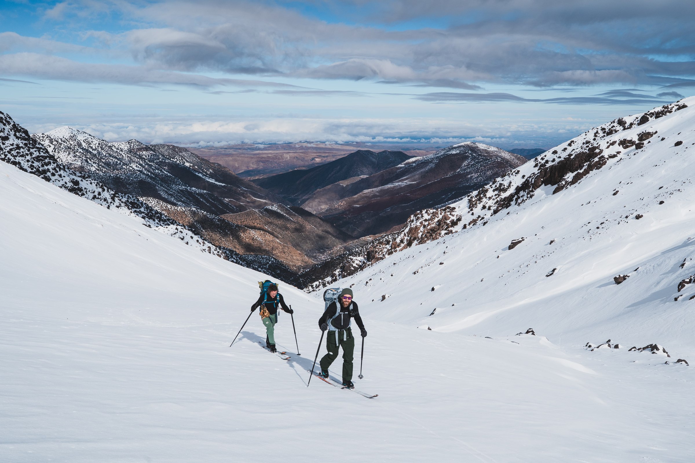 Montee vers les hautes pentes dans le massif du Toubkal, Haut Atlas marocain
