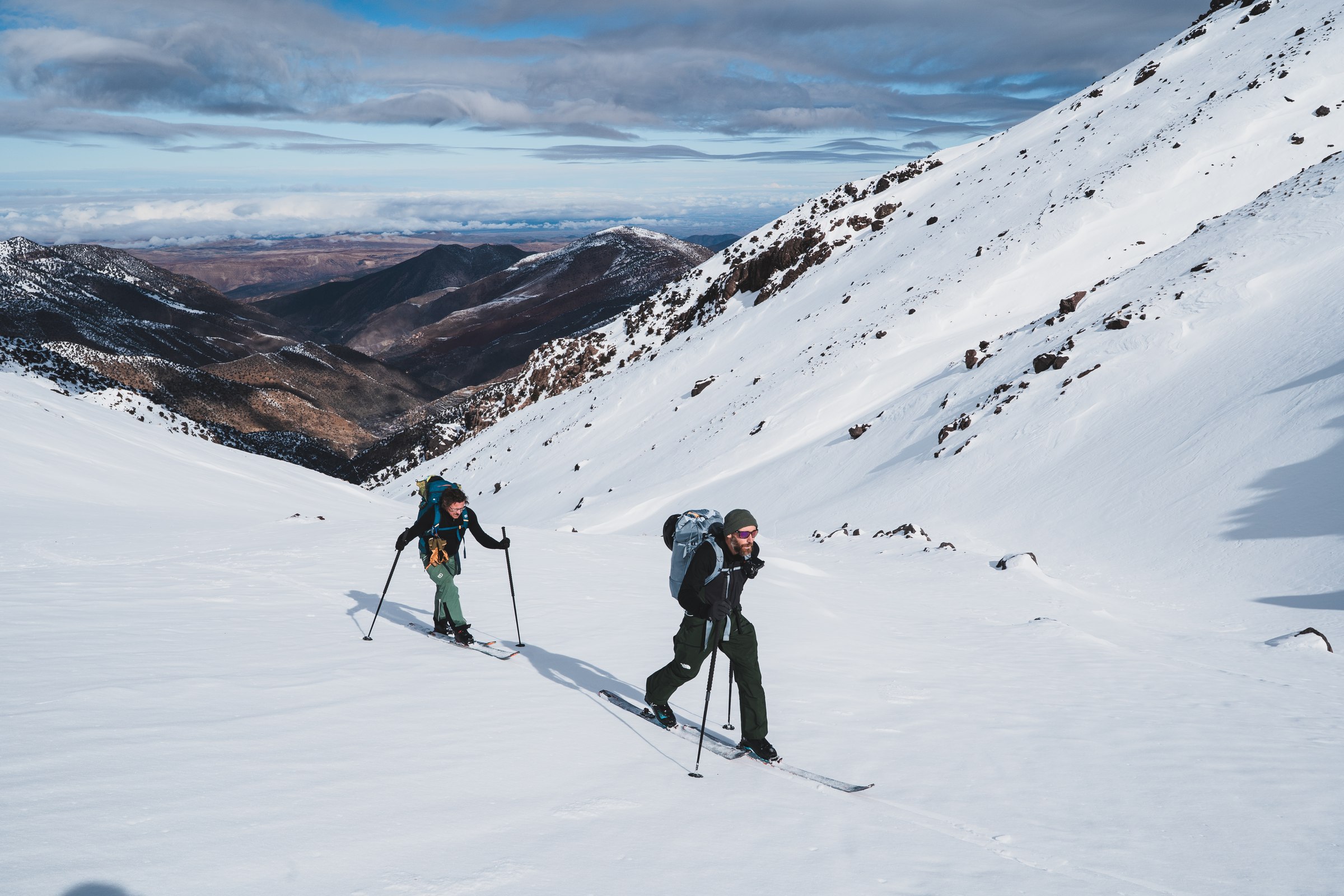 Montee vers les hautes pentes dans le massif du Toubkal, Haut Atlas marocain