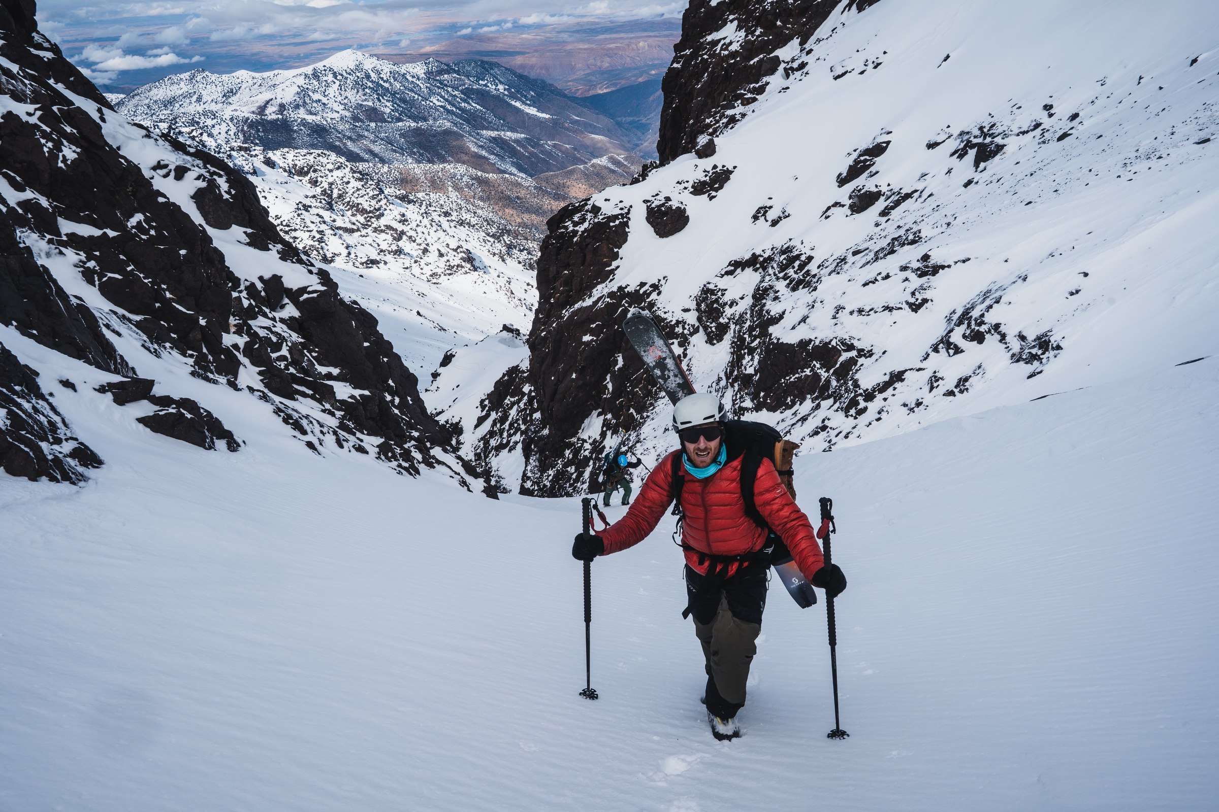 Monteur ski couloir neige dans le massif du Toubkal, Haut Atlas marocain