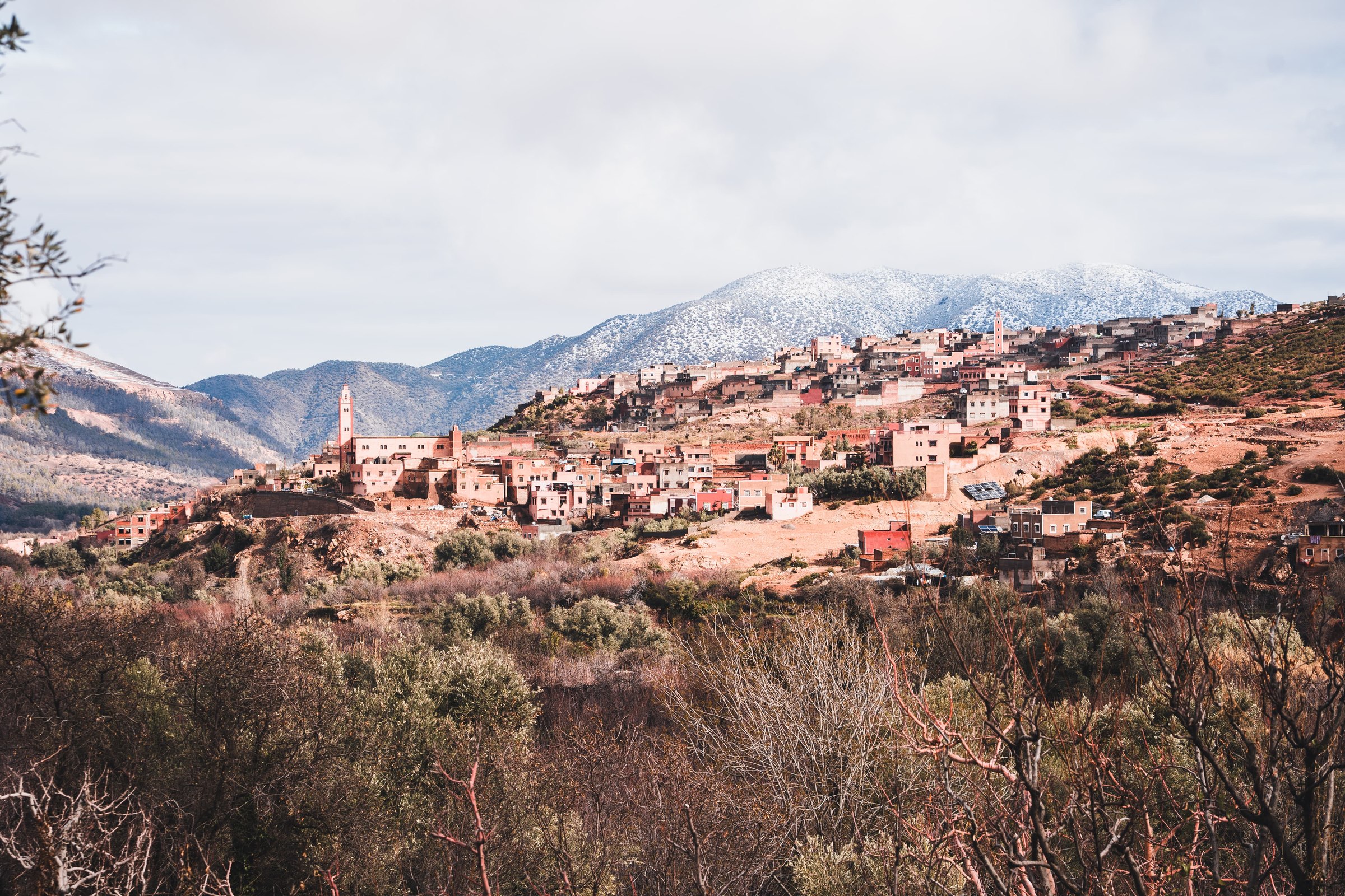 Route et village sous la neige dans le massif du Toubkal, Haut Atlas marocain