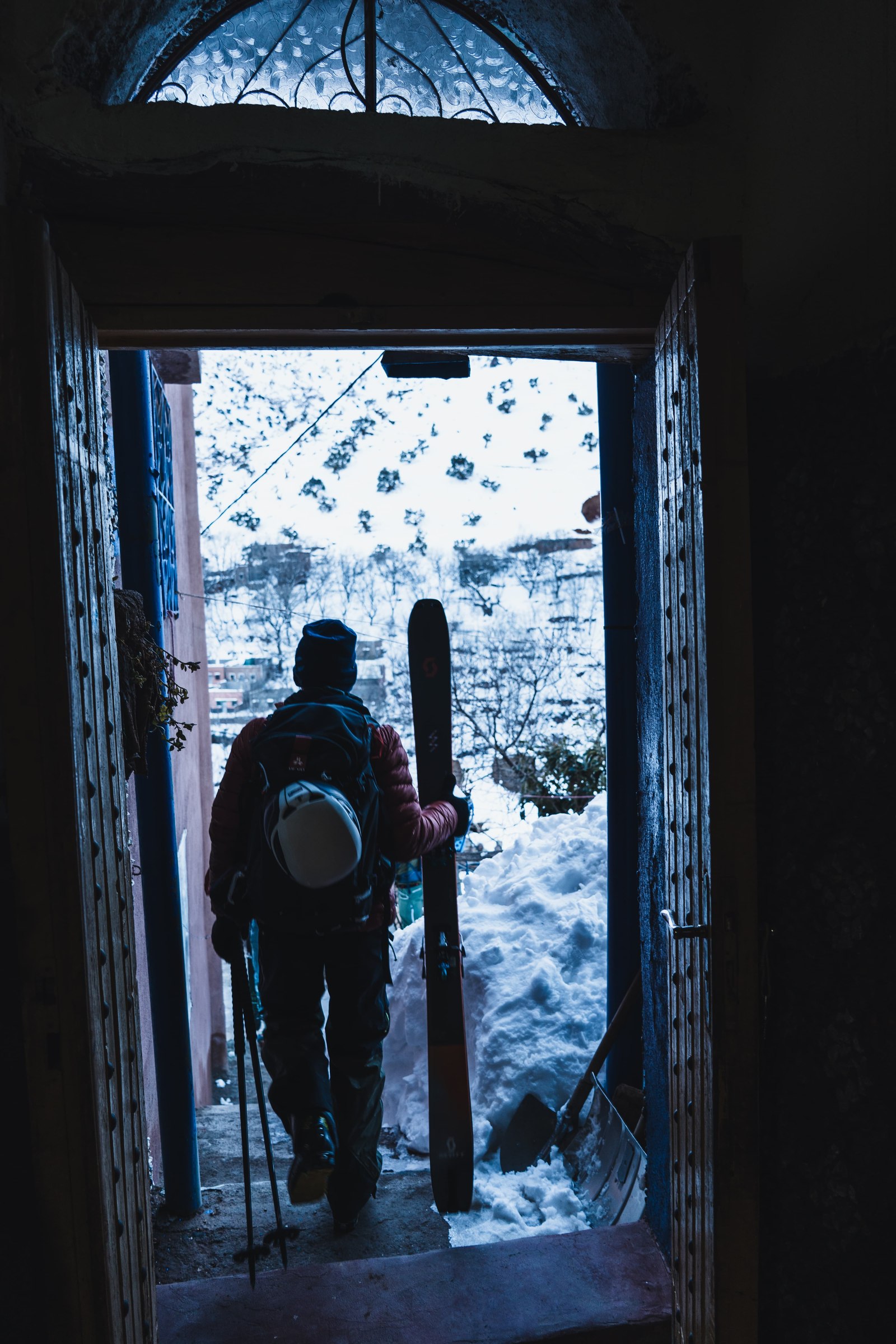 Skieur porte refuge dans le massif du Toubkal, Haut Atlas marocain