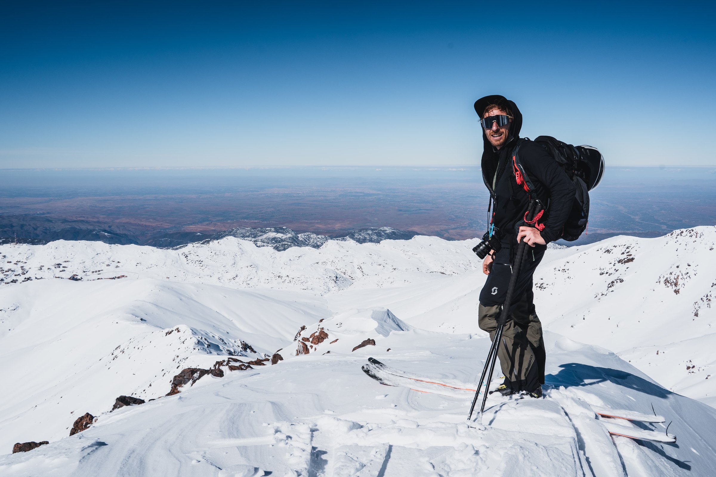 Sommets neige vue panoramique dans le massif du Toubkal, Haut Atlas marocain