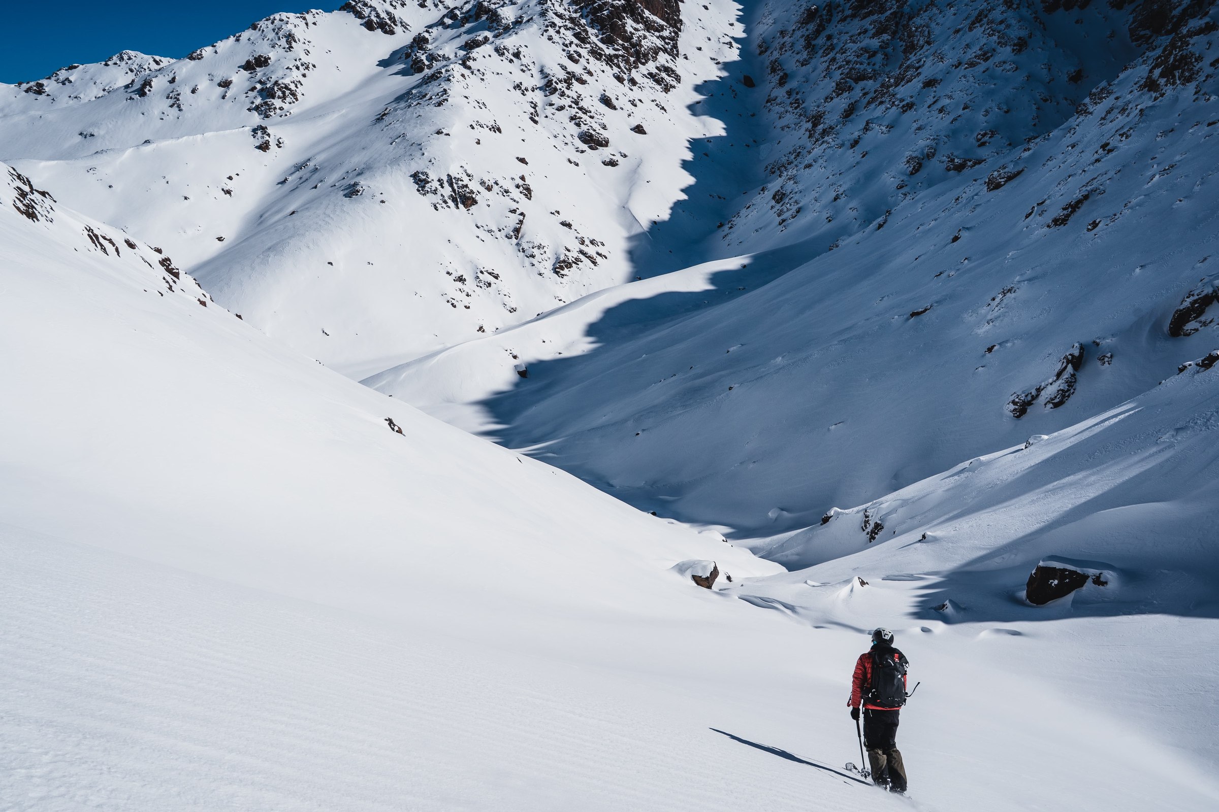 Vallee neige ski randonnee dans le massif du Toubkal, Haut Atlas marocain