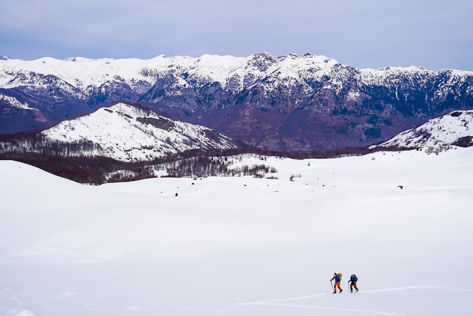 Scène de voyage pendant la traversée à ski des Prokletije, dans les Balkans.