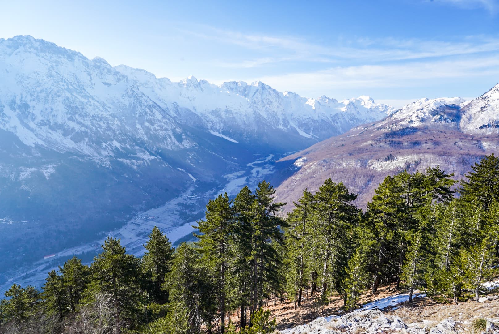Scène de voyage pendant la traversée à ski des Prokletije, dans les Balkans.