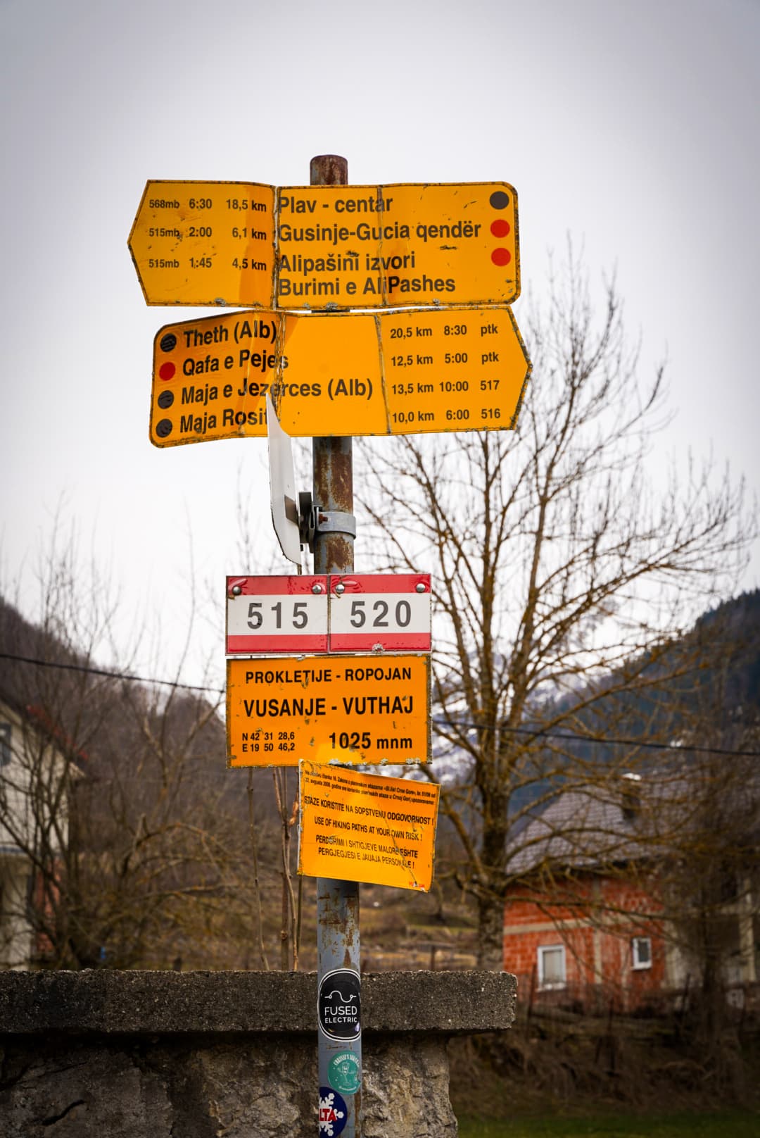 Scène de voyage pendant la traversée à ski des Prokletije, dans les Balkans.