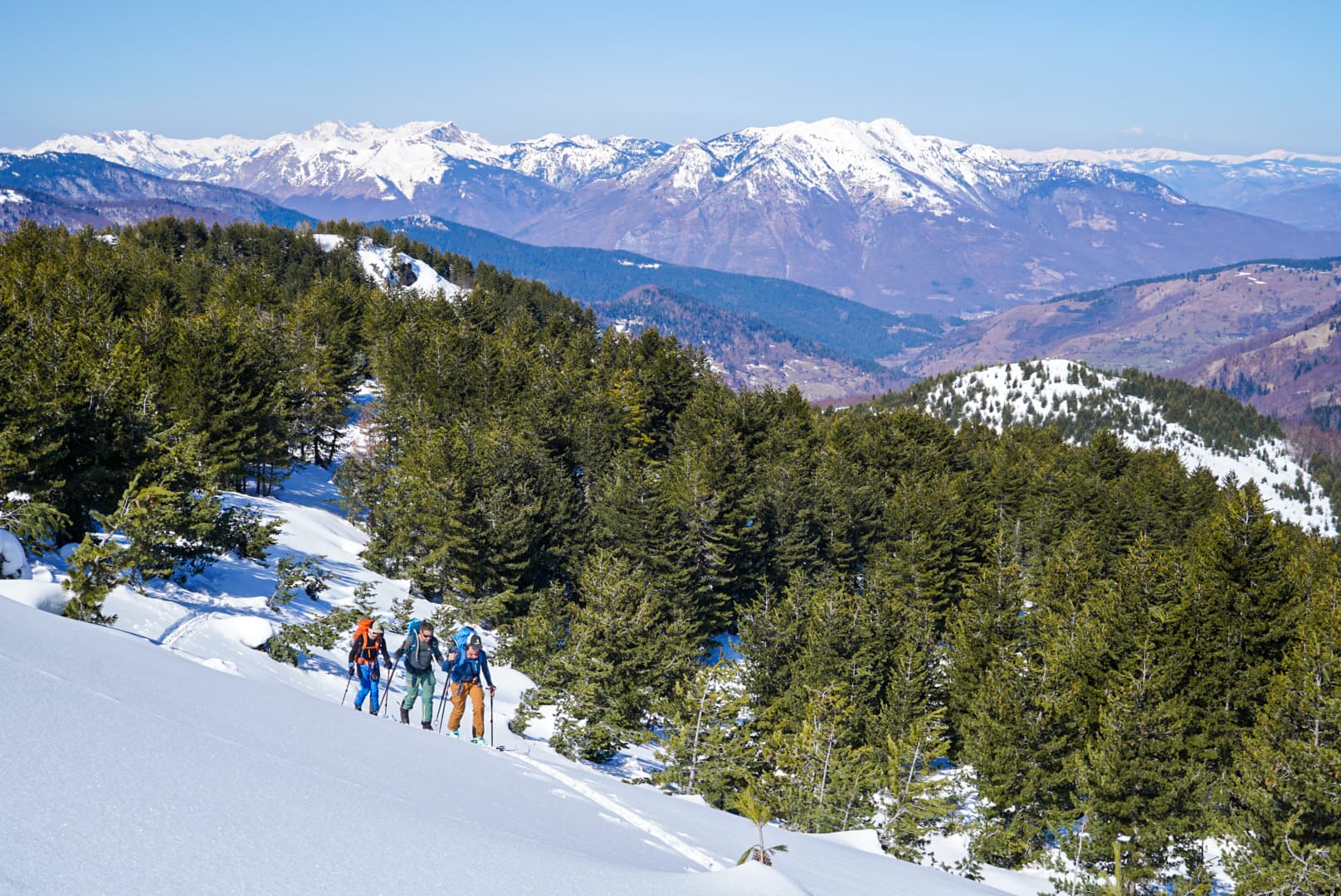 Itinérance à ski dans les Prokletije, entre forêts, cols et villages isolés.