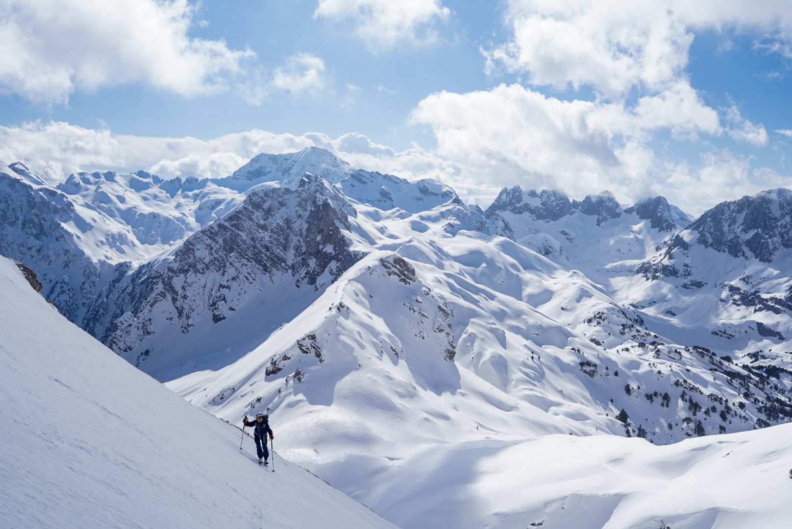 Ski de randonnée dans les Prokletije, sur la ligne de crête entre Albanie, Monténégro et Kosovo.