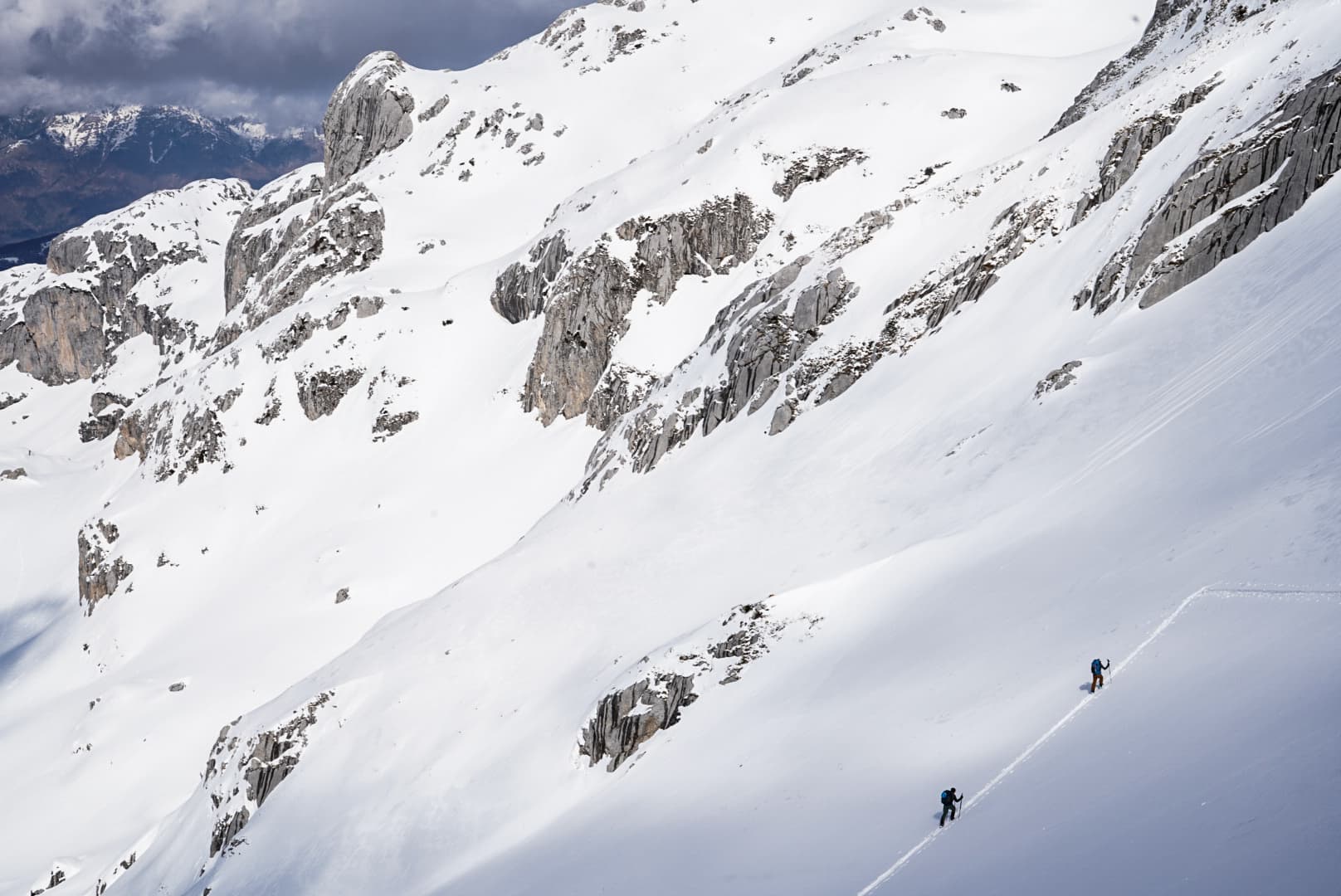 Itinérance à ski dans les Prokletije, entre forêts, cols et villages isolés.