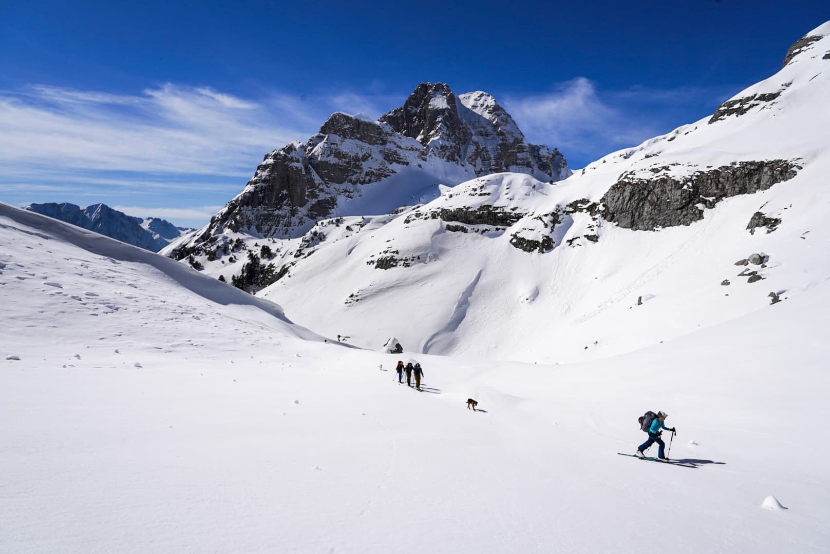 Ski de randonnée dans les Prokletije, sur la ligne de crête entre Albanie, Monténégro et Kosovo.