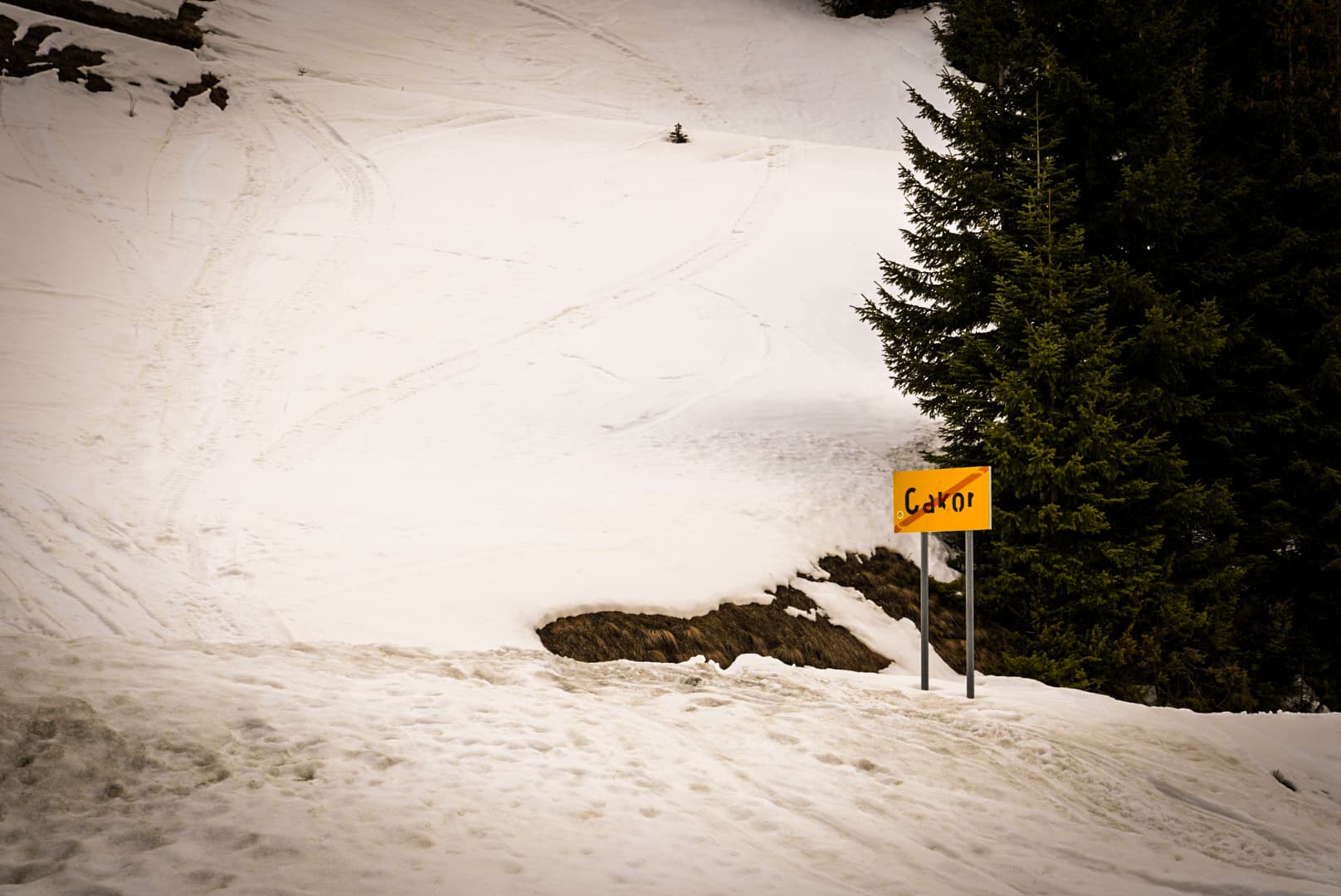 Itinérance à ski dans les Prokletije, entre forêts, cols et villages isolés.