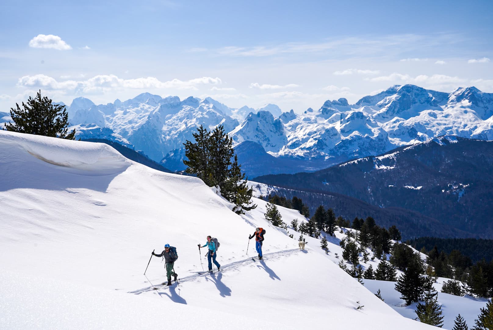 Scène de voyage pendant la traversée à ski des Prokletije, dans les Balkans.