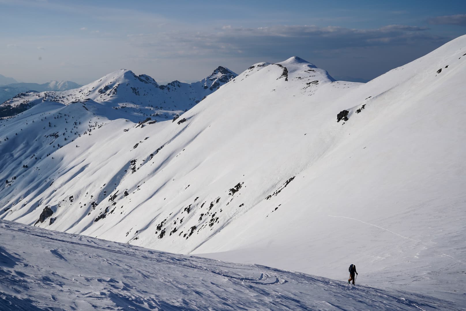 Itinérance à ski dans les Prokletije, entre forêts, cols et villages isolés.