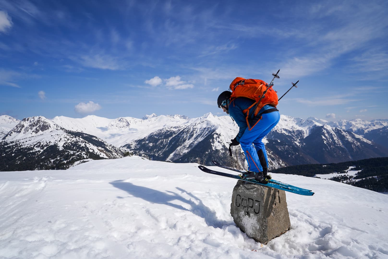 Ski de randonnée dans les Prokletije, sur la ligne de crête entre Albanie, Monténégro et Kosovo.