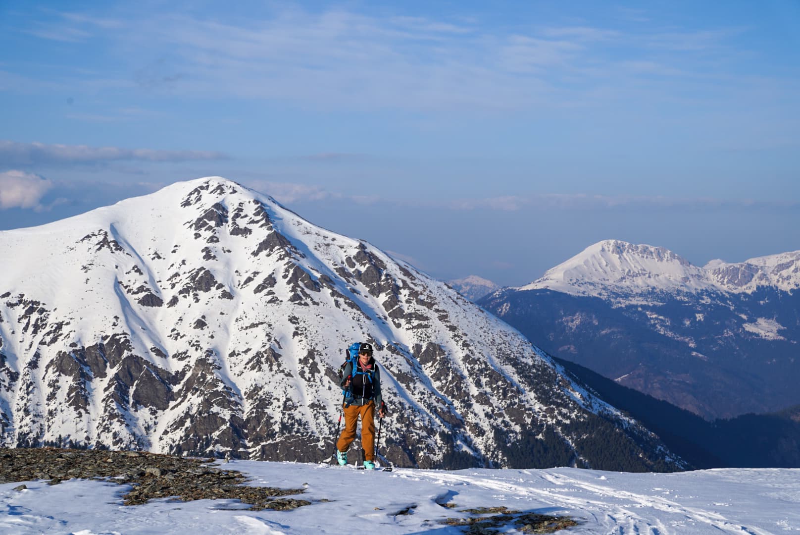 Scène de voyage pendant la traversée à ski des Prokletije, dans les Balkans.