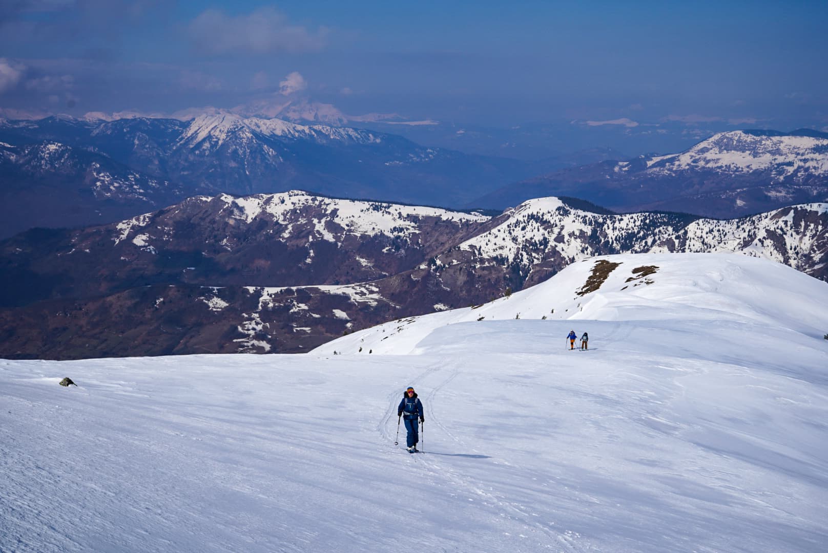 Scène de voyage pendant la traversée à ski des Prokletije, dans les Balkans.