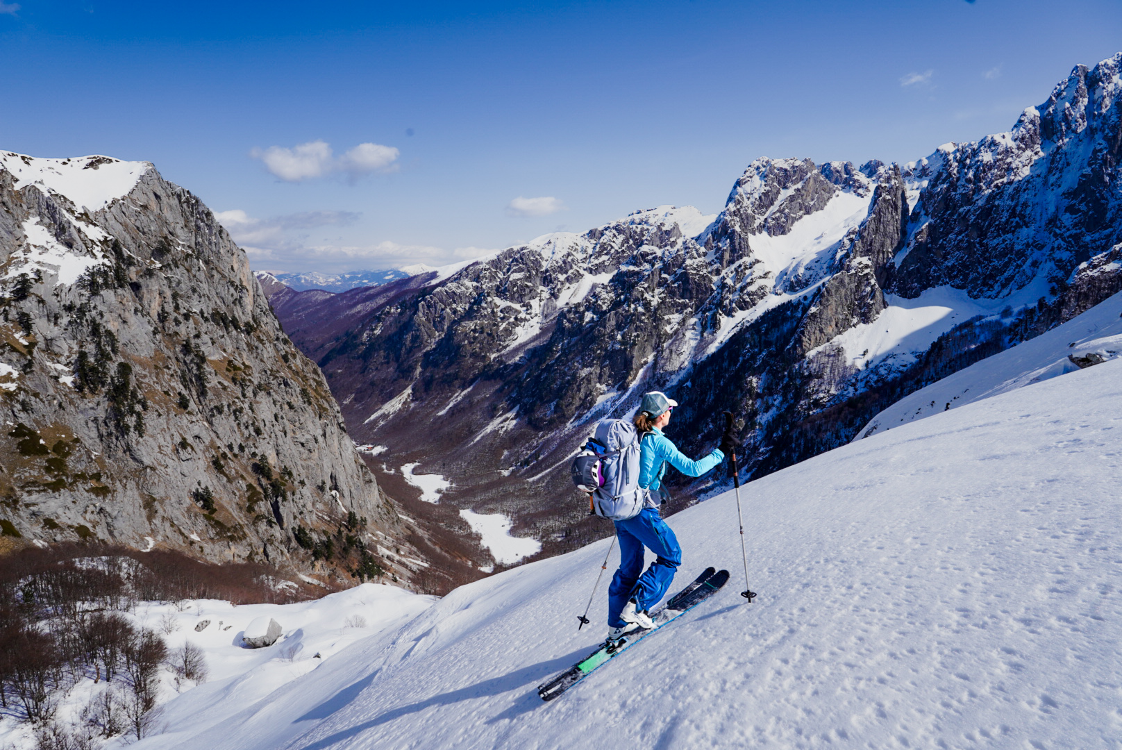 Itinérance à ski dans les Prokletije, entre forêts, cols et villages isolés.