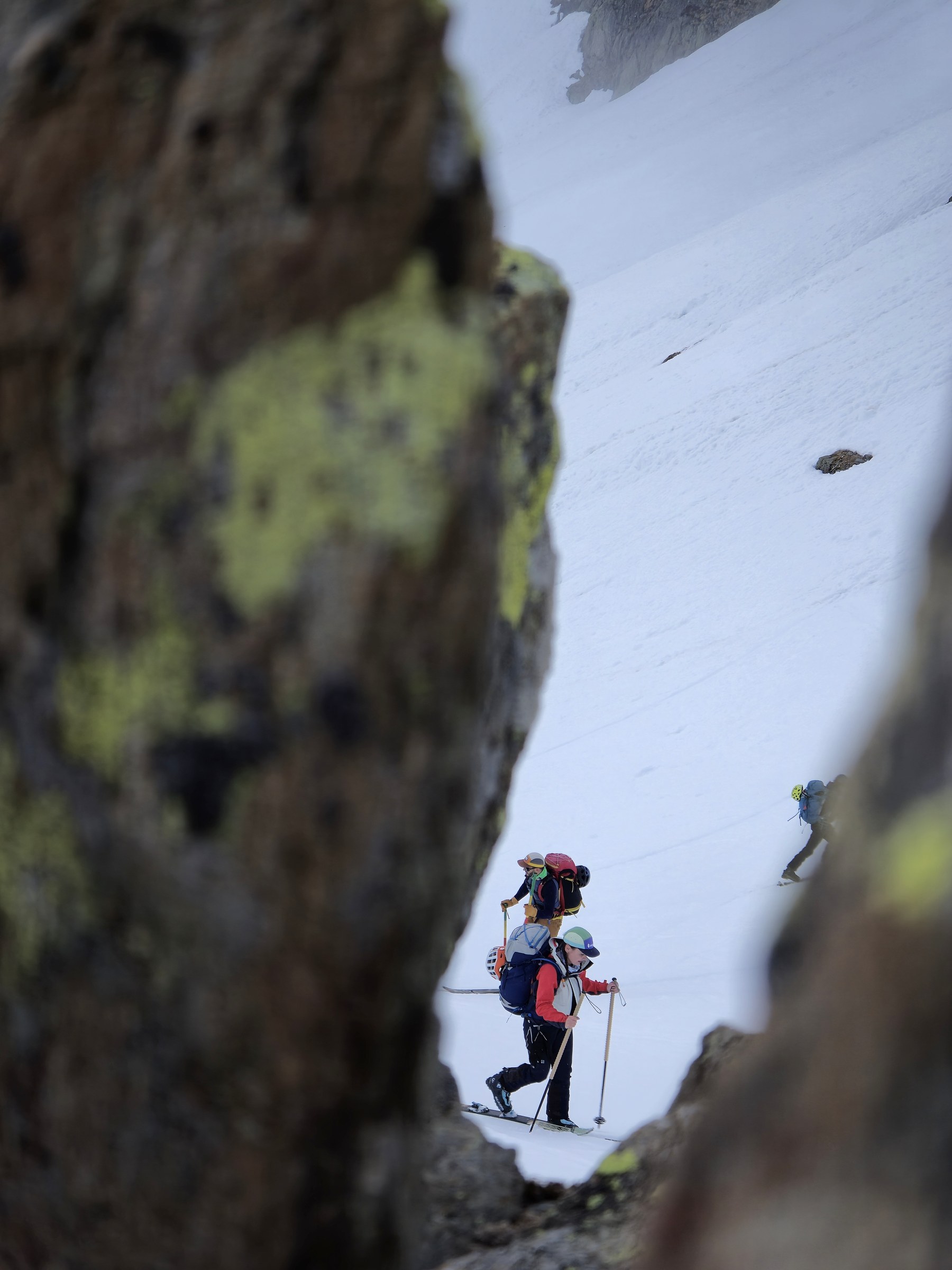 Passage étroit entre les rochers pendant la traversée Dammastock–Titlis dans les Alpes suisses, au jour 1 de l’itinérance.