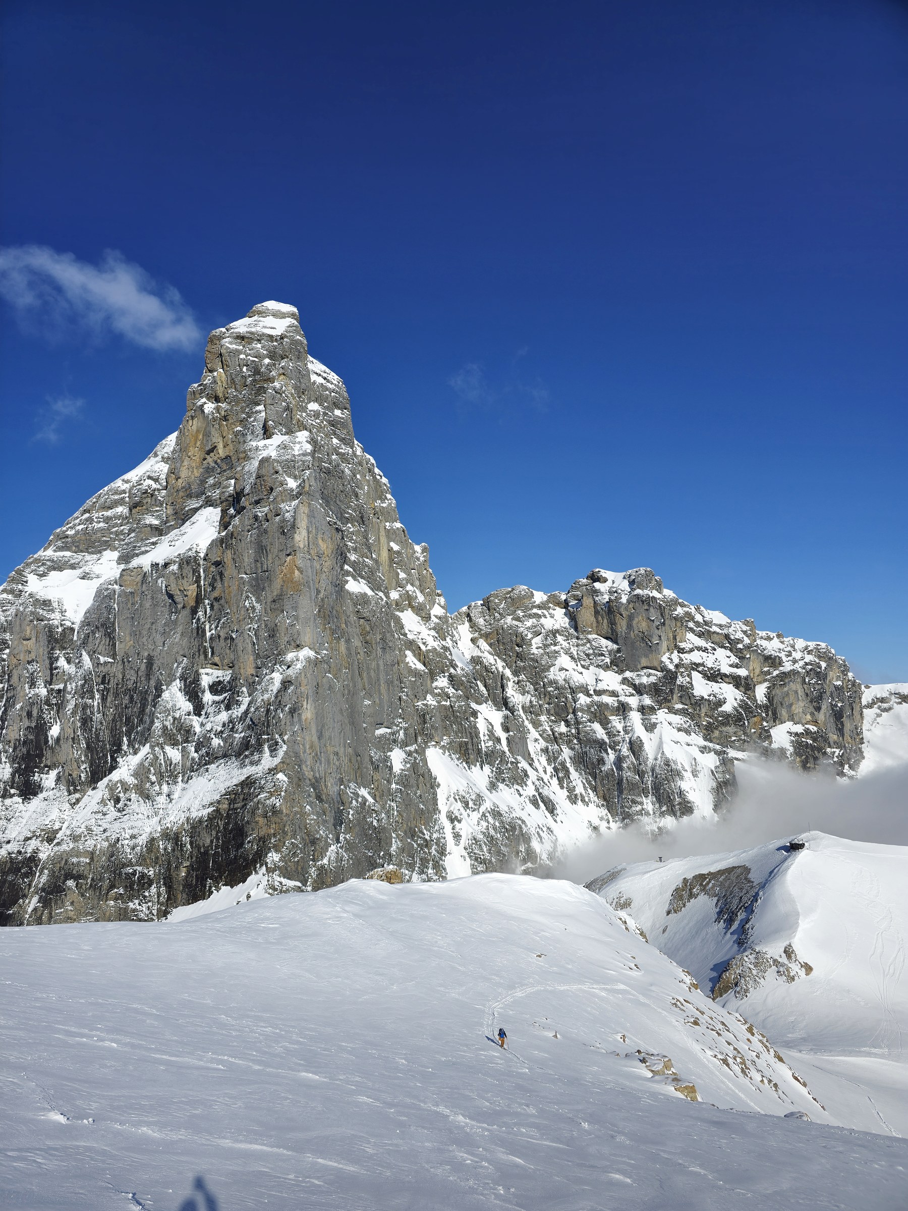 Aiguille rocheuse sous le ciel bleu pendant la traversée Dammastock–Titlis dans les Alpes suisses, au jour 4 de l’itinérance.