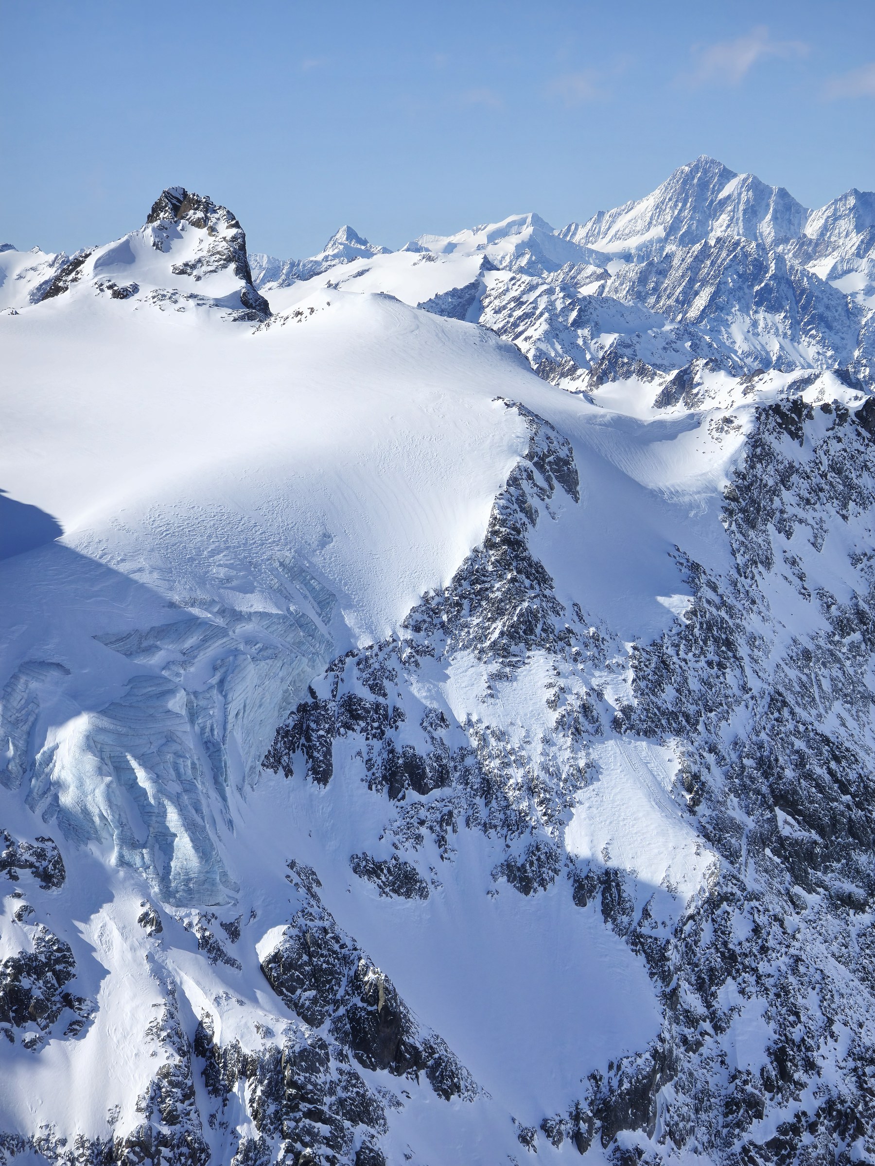Couloir enneigé dominé par les parois pendant la traversée Dammastock–Titlis dans les Alpes suisses, au jour 4 de l’itinérance.