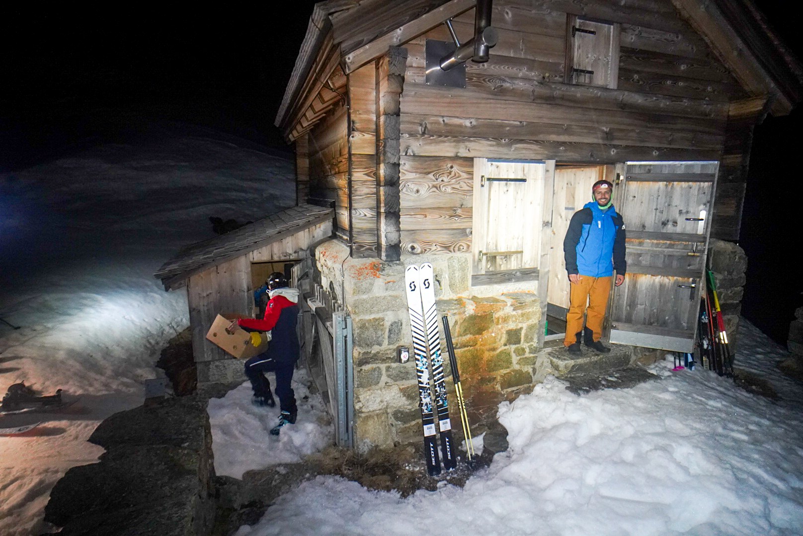 Arrivée nocturne dans une cabane pendant la traversée Dammastock–Titlis dans les Alpes suisses, au jour 1 de l’itinérance.