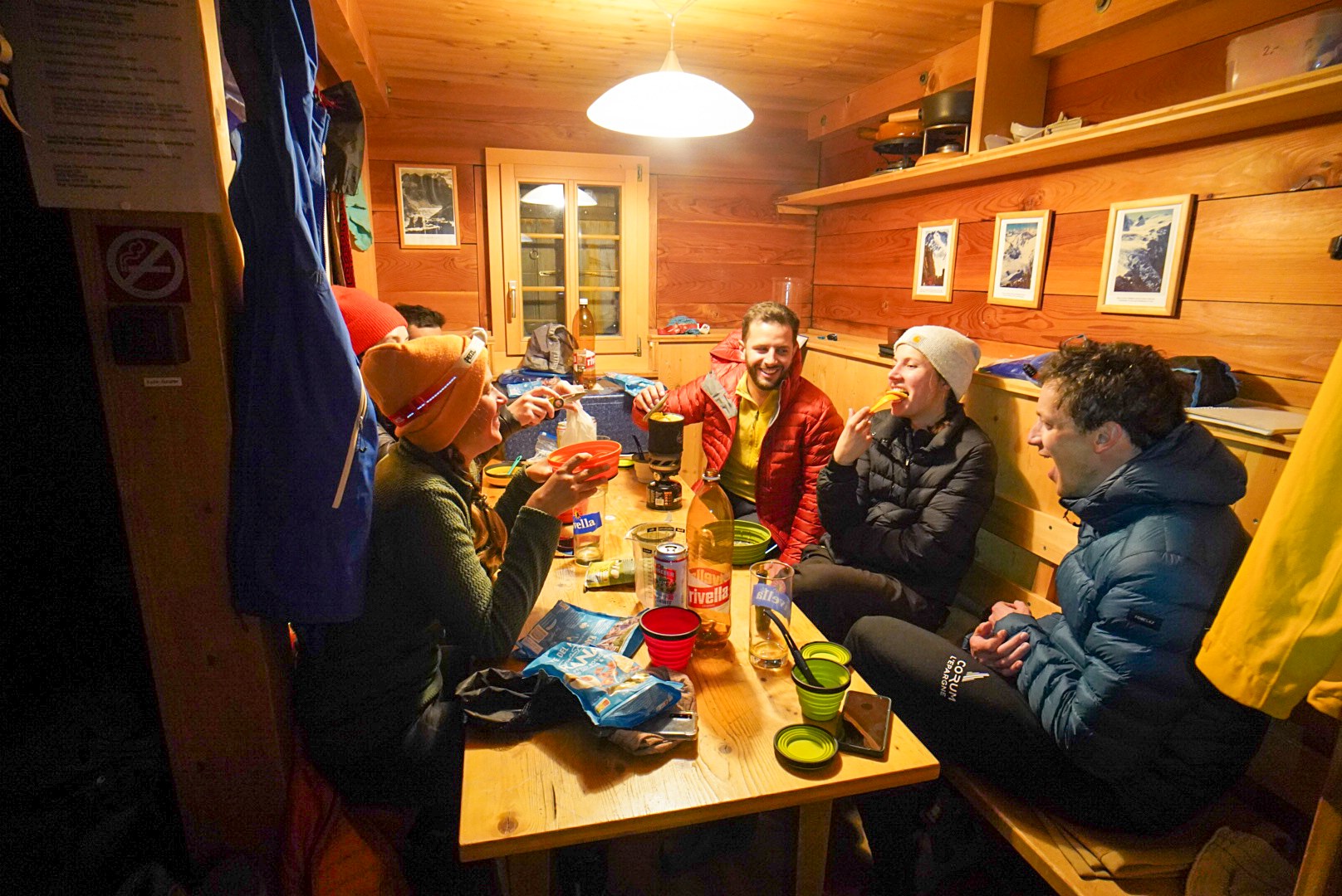 Dîner convivial dans la cabane pendant la traversée Dammastock–Titlis dans les Alpes suisses, au jour 1 de l’itinérance.