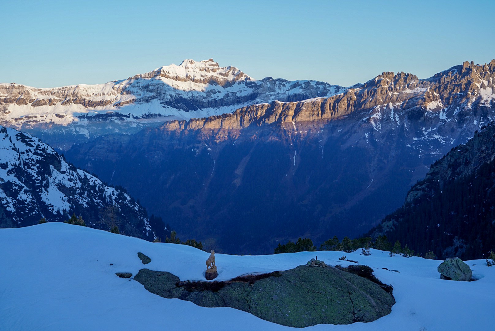 Lever du jour sur les montagnes suisses pendant la traversée Dammastock–Titlis dans les Alpes suisses, au jour 2 de l’itinérance.