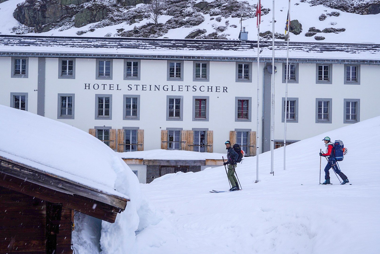 Passage devant l’hôtel du glacier du rhône pendant la traversée Dammastock–Titlis dans les Alpes suisses, au jour 3 de l’itinérance.