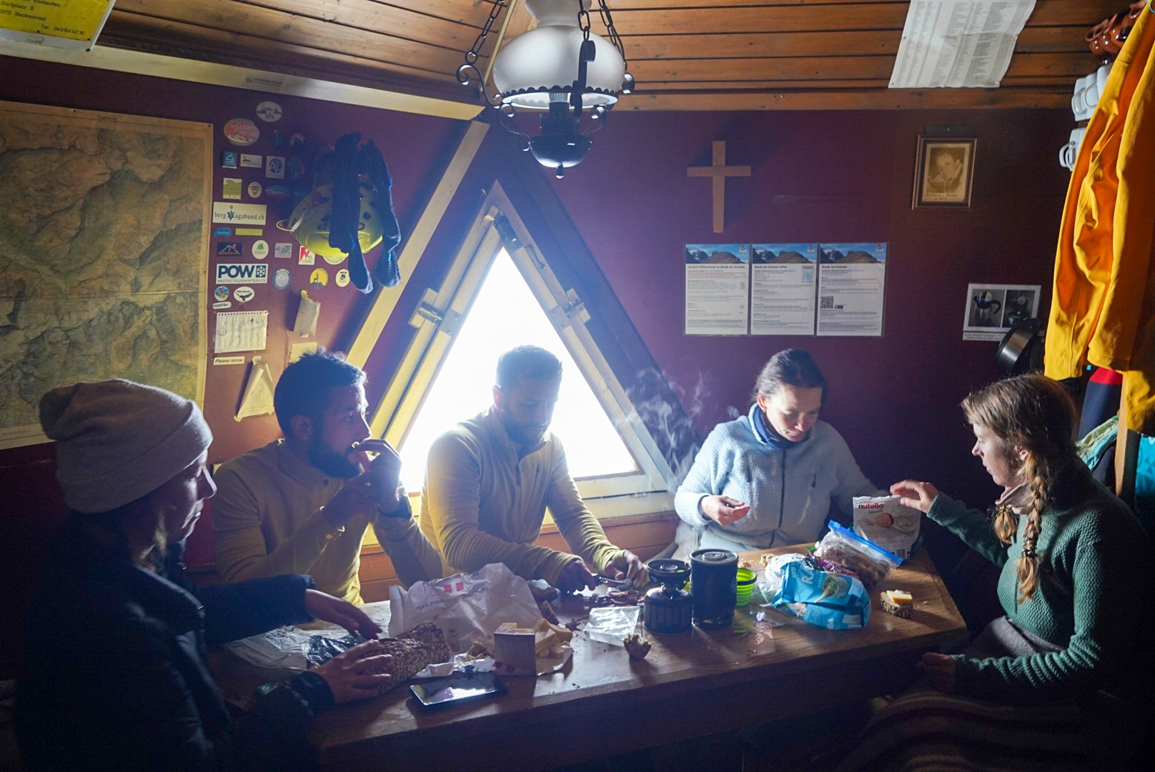 Pause déjeuner dans une cabane pendant la traversée Dammastock–Titlis dans les Alpes suisses, au jour 3 de l’itinérance.
