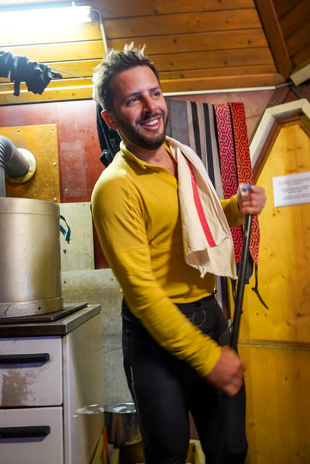 Portrait amusé après l’étape pendant la traversée Dammastock–Titlis dans les Alpes suisses, au jour 3 de l’itinérance.