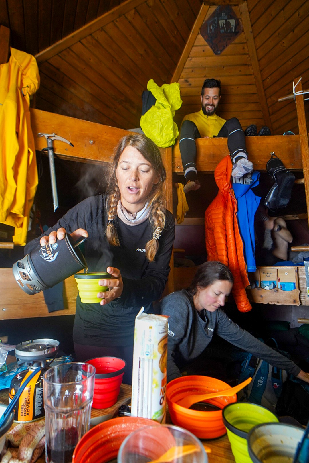 Petit-déjeuner avant le départ pendant la traversée Dammastock–Titlis dans les Alpes suisses, au jour 4 de l’itinérance.