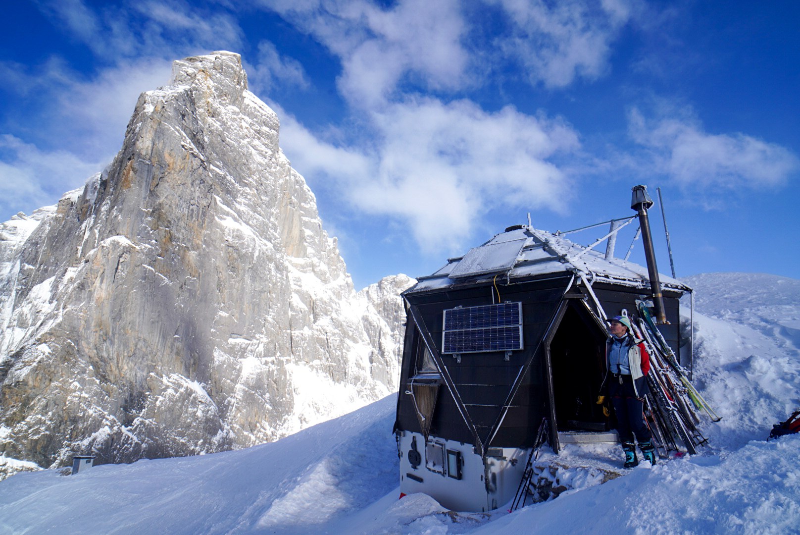Cabane blottie sous une grande aiguille pendant la traversée Dammastock–Titlis dans les Alpes suisses, au jour 4 de l’itinérance.