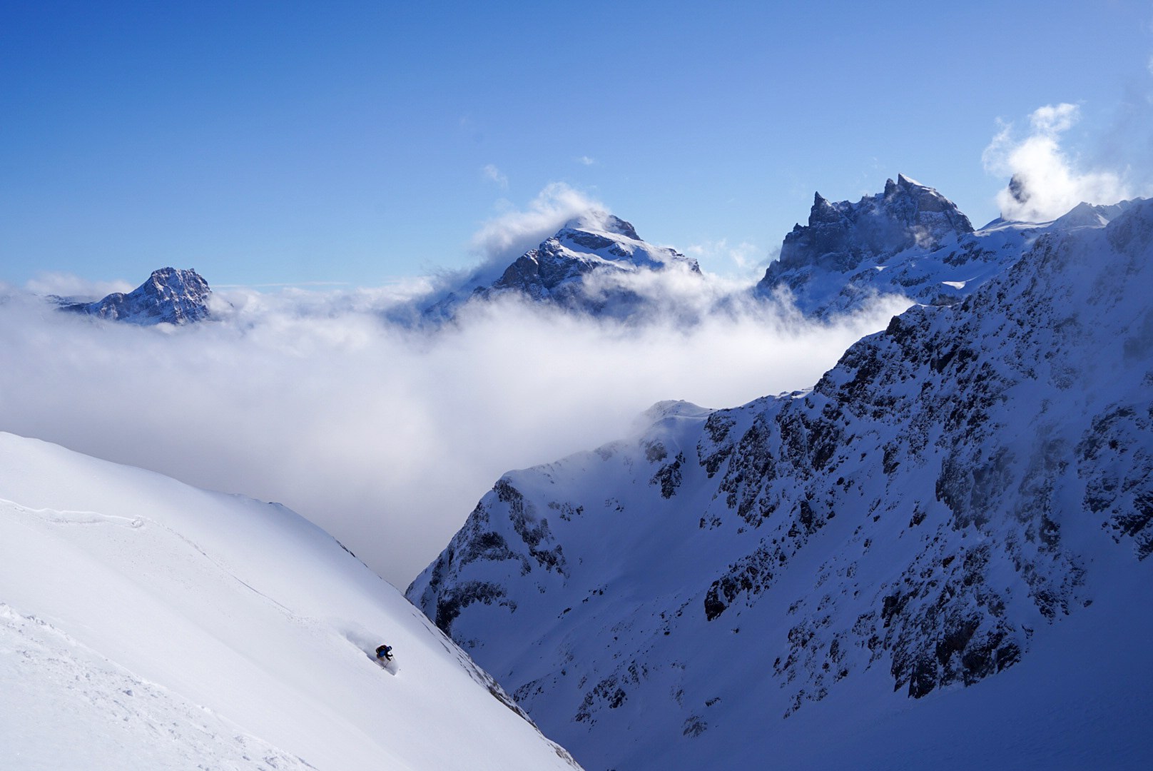 Sommets émergeant d’une mer de nuages pendant la traversée Dammastock–Titlis dans les Alpes suisses, au jour 4 de l’itinérance.
