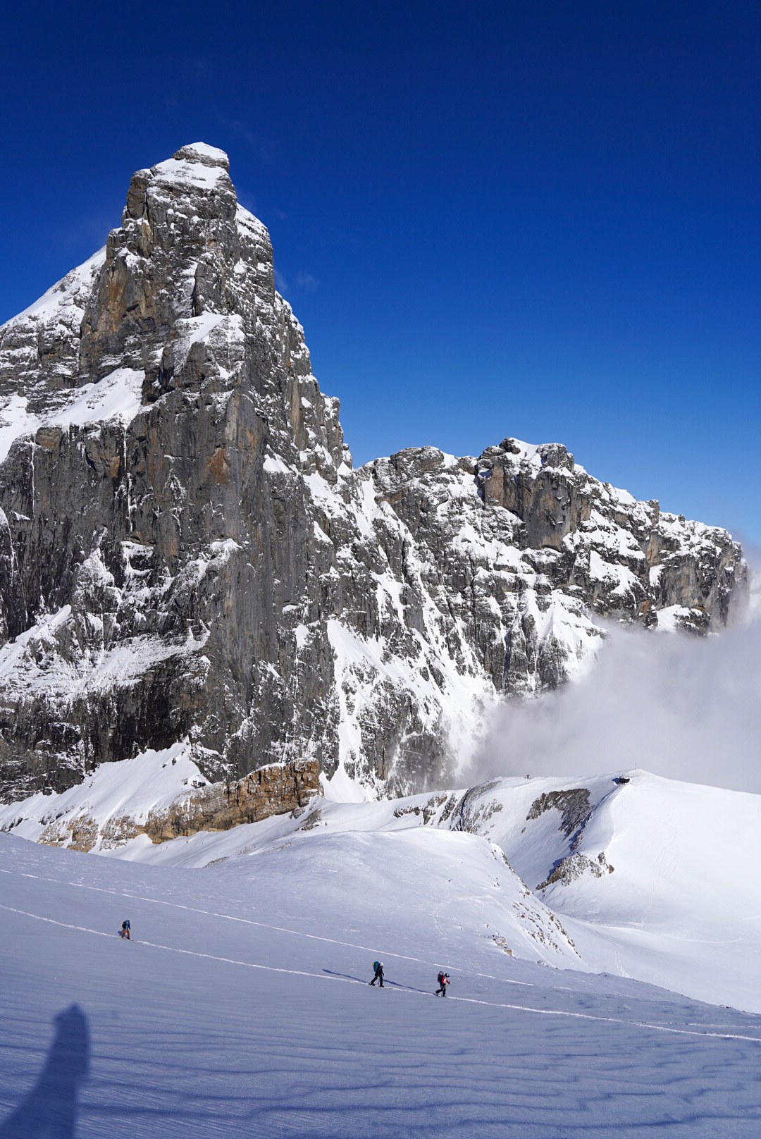 Grande aiguille dominant le glacier pendant la traversée Dammastock–Titlis dans les Alpes suisses, au jour 4 de l’itinérance.