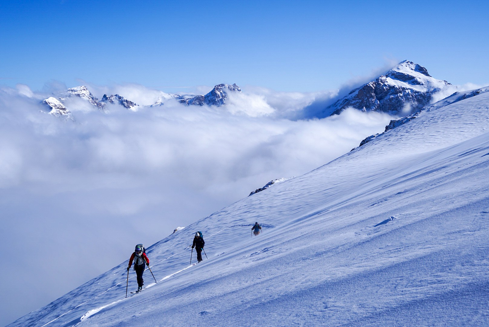 Groupe montant au-dessus des nuages pendant la traversée Dammastock–Titlis dans les Alpes suisses, au jour 4 de l’itinérance.