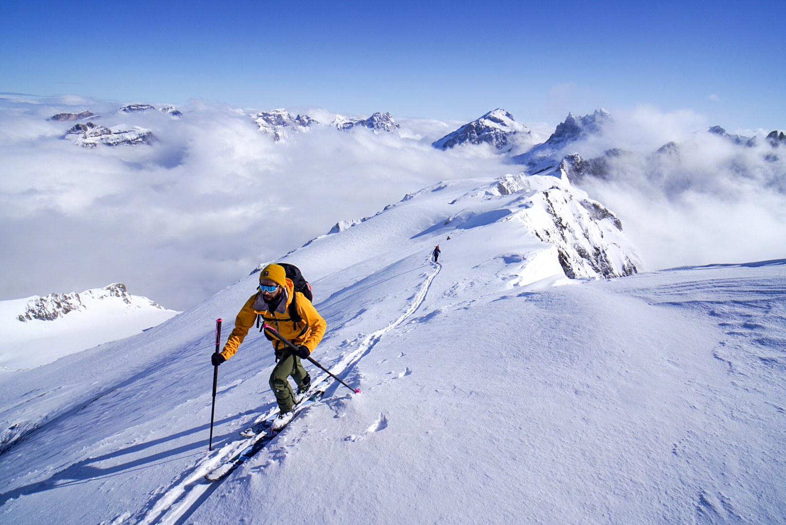 Skieurs en conversion sur une pente pendant la traversée Dammastock–Titlis dans les Alpes suisses, au jour 4 de l’itinérance.