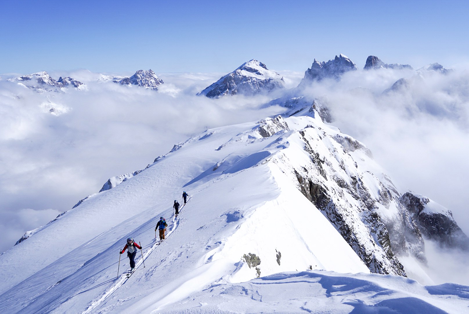 Progression en file sur une arête pendant la traversée Dammastock–Titlis dans les Alpes suisses, au jour 4 de l’itinérance.