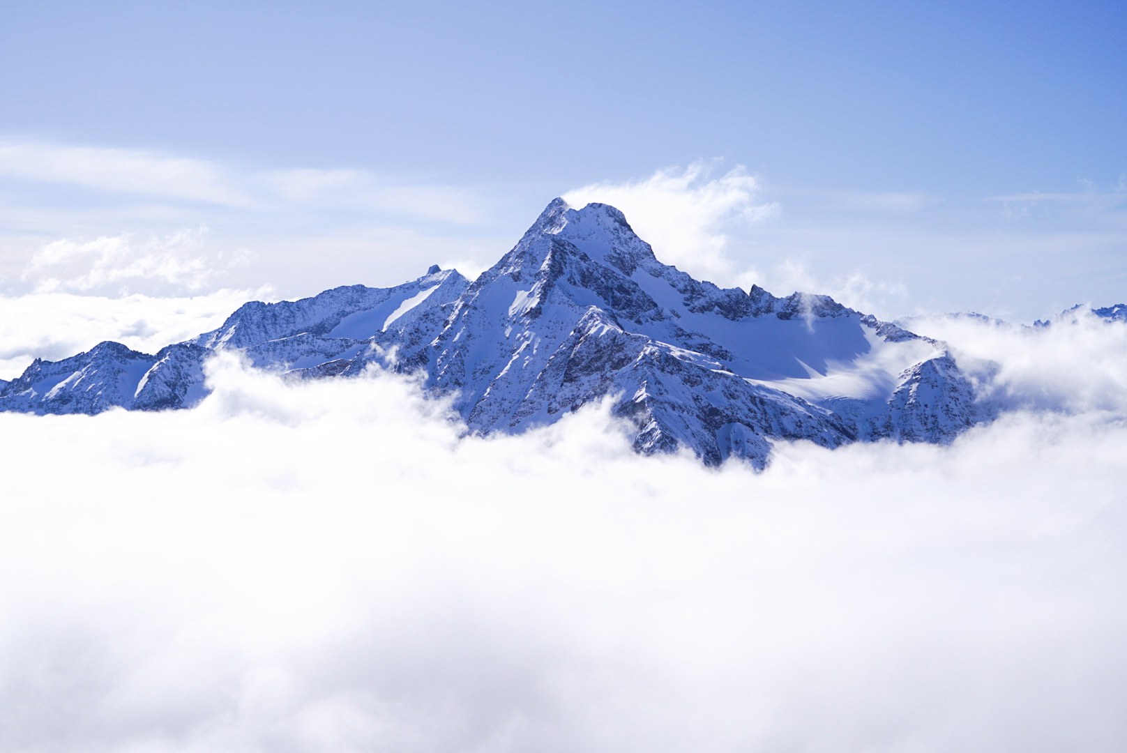 Sommet isolé au-dessus des nuages pendant la traversée Dammastock–Titlis dans les Alpes suisses, au jour 4 de l’itinérance.