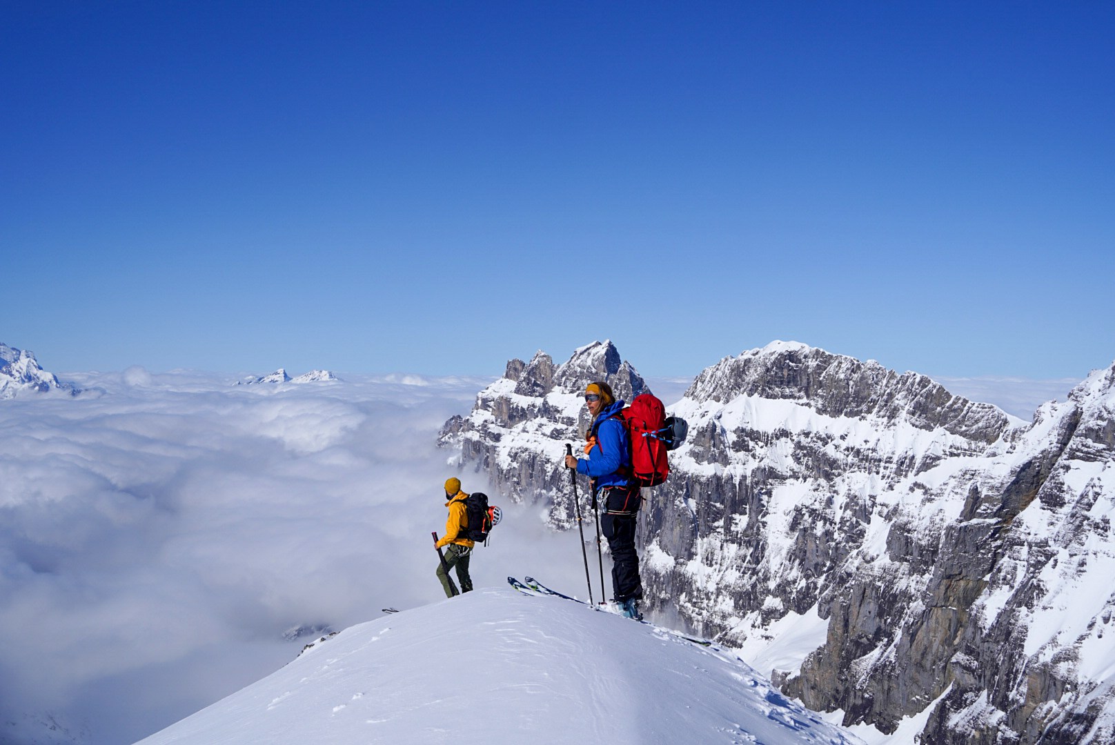 Pause du groupe sur un sommet pendant la traversée Dammastock–Titlis dans les Alpes suisses, au jour 4 de l’itinérance.