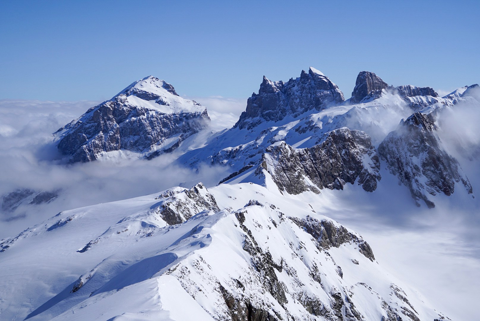 Panorama sur l’itinéraire d’altitude pendant la traversée Dammastock–Titlis dans les Alpes suisses, au jour 4 de l’itinérance.
