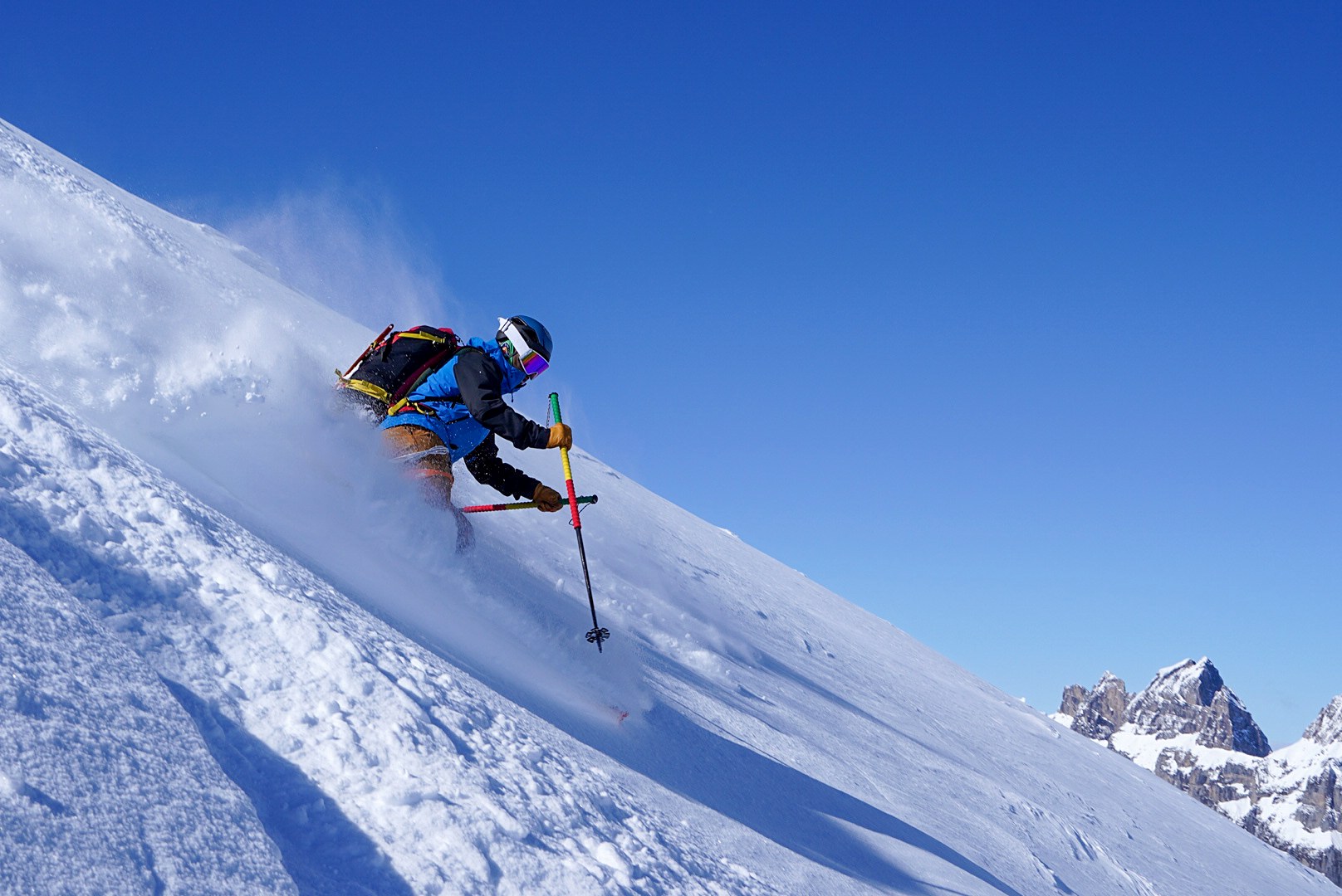 Virage dynamique dans la poudreuse pendant la traversée Dammastock–Titlis dans les Alpes suisses, au jour 4 de l’itinérance.