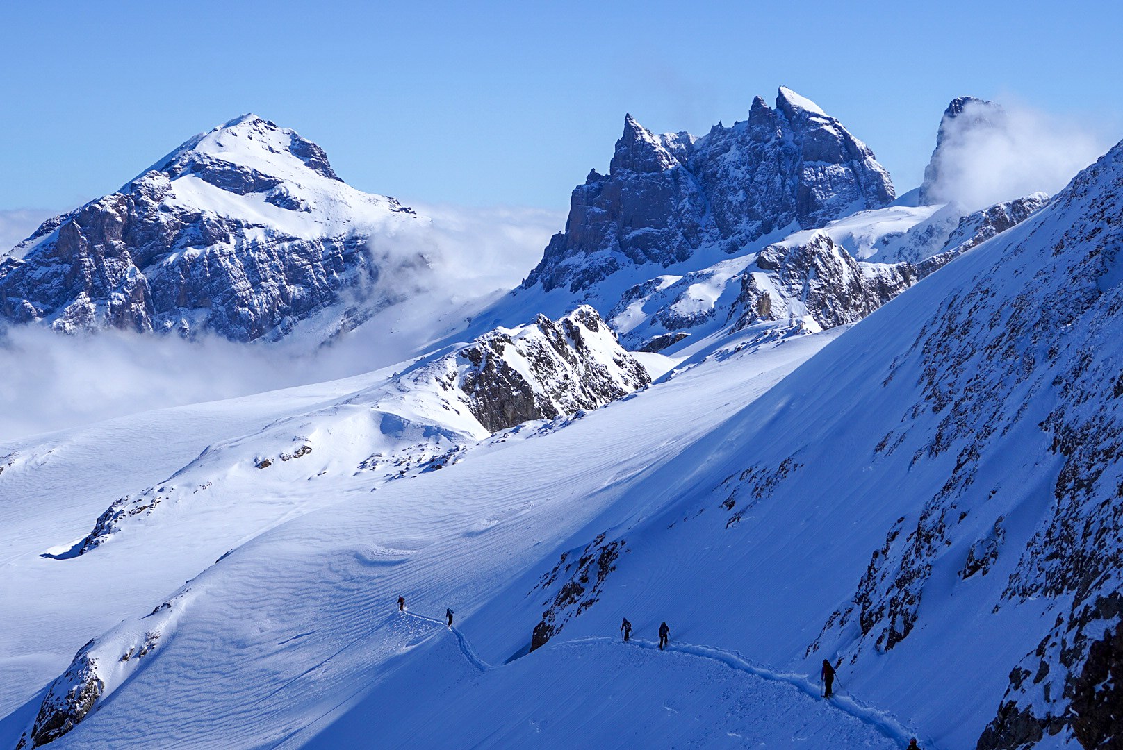 Grande traversée sous les sommets pendant la traversée Dammastock–Titlis dans les Alpes suisses, au jour 4 de l’itinérance.