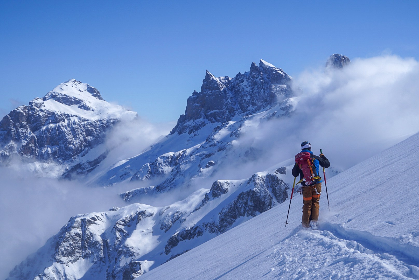 Montée face aux aiguilles pendant la traversée Dammastock–Titlis dans les Alpes suisses, au jour 4 de l’itinérance.