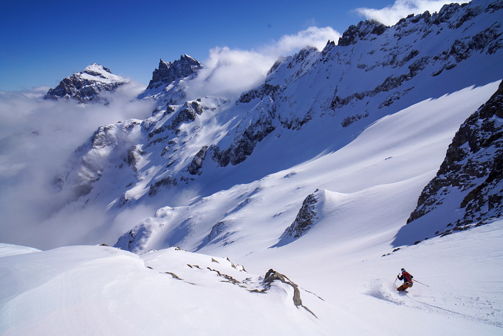 Descente dans un vallon suspendu pendant la traversée Dammastock–Titlis dans les Alpes suisses, au jour 4 de l’itinérance.