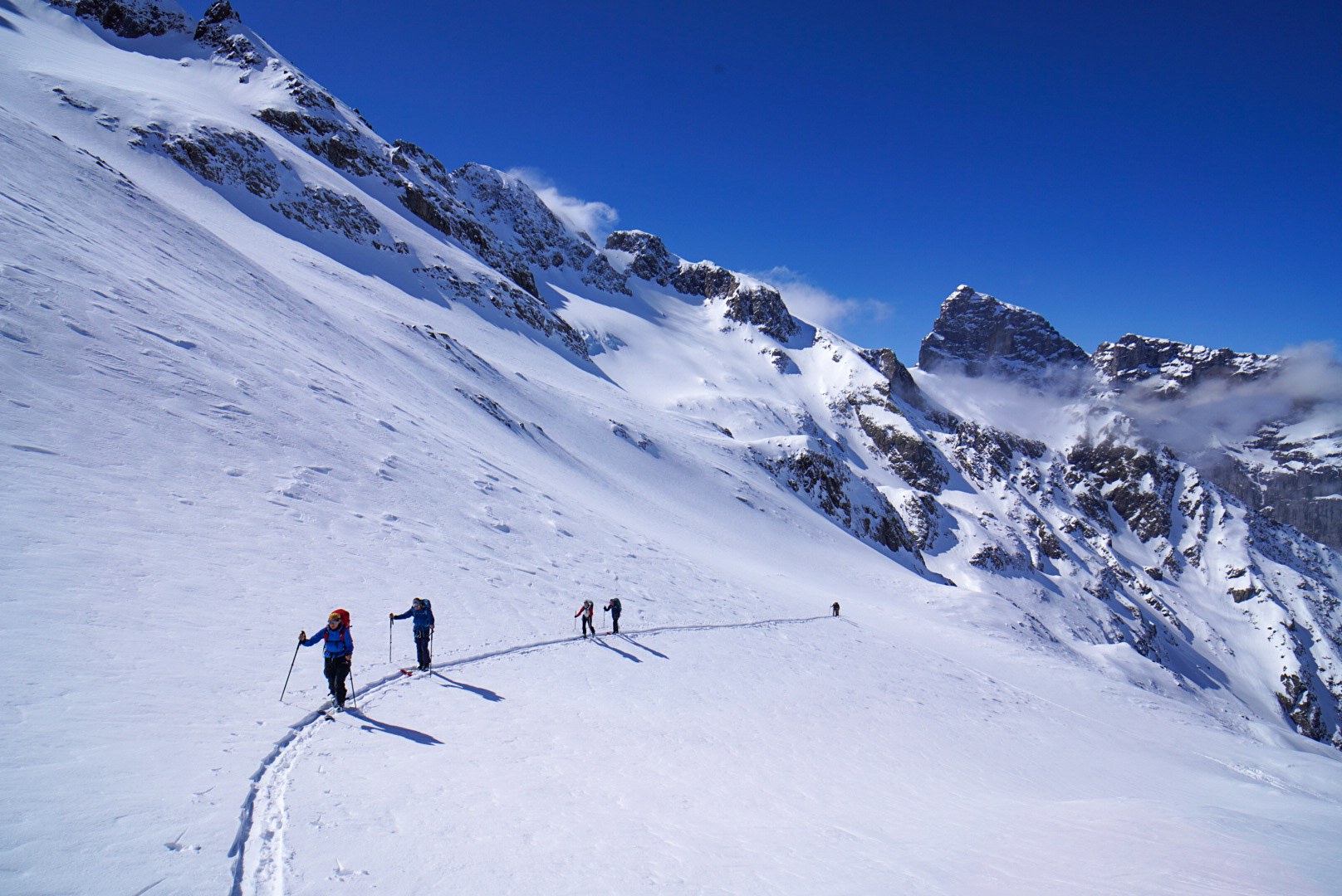 Groupe en traversée sous les parois pendant la traversée Dammastock–Titlis dans les Alpes suisses, au jour 4 de l’itinérance.