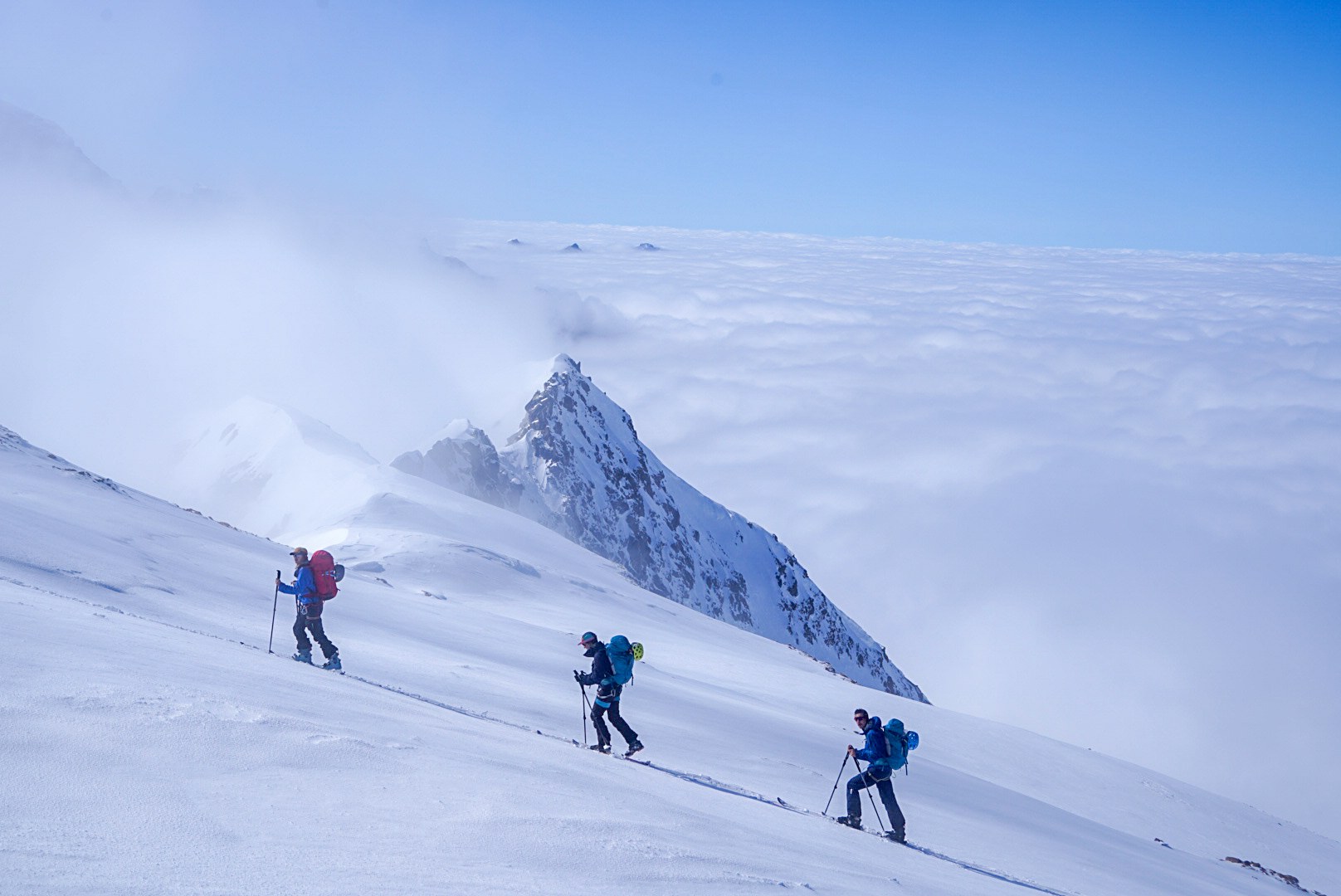 Cordée à ski sur un vaste versant pendant la traversée Dammastock–Titlis dans les Alpes suisses, au jour 4 de l’itinérance.