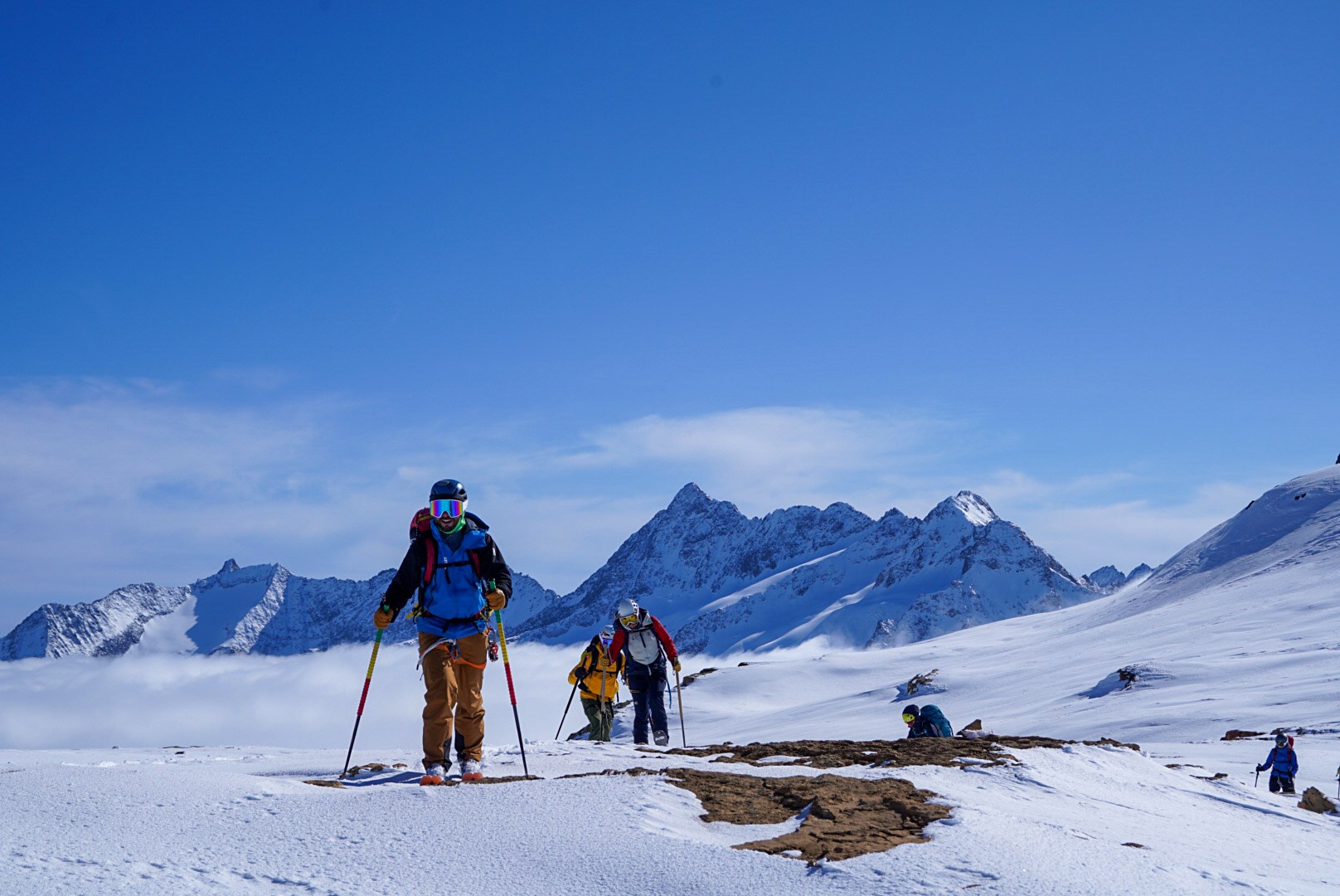 Arrivée sur un plateau panoramique pendant la traversée Dammastock–Titlis dans les Alpes suisses, au jour 4 de l’itinérance.