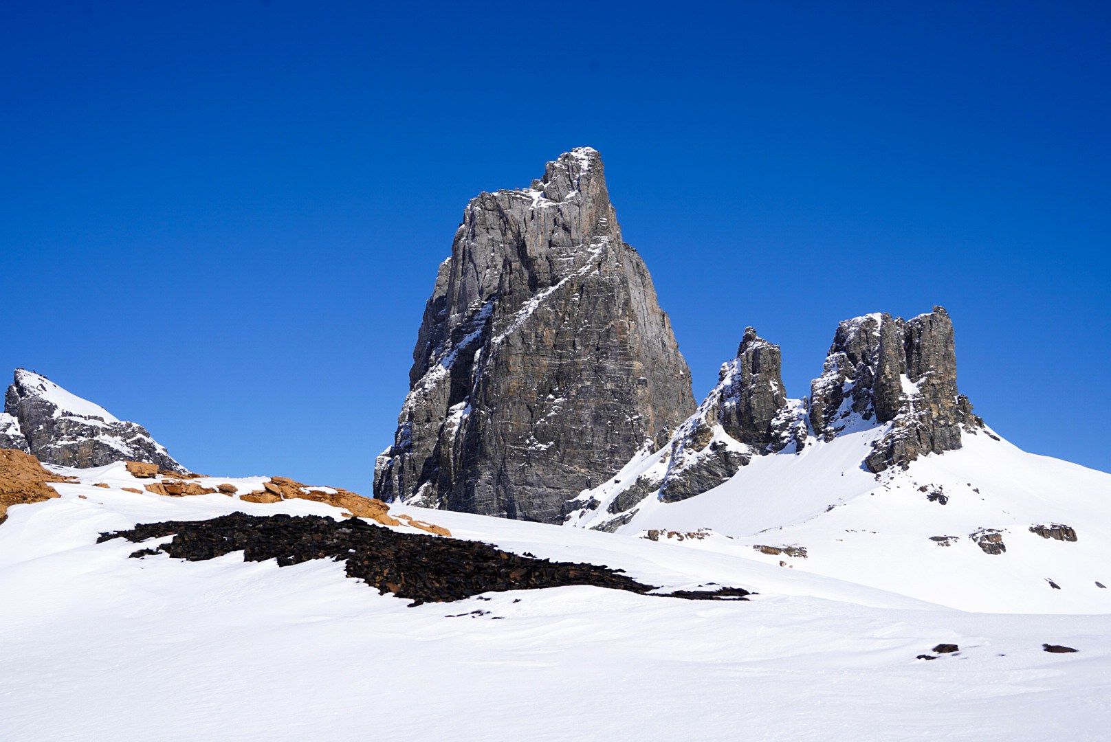 Tours rocheuses dans la lumière du soir pendant la traversée Dammastock–Titlis dans les Alpes suisses, au jour 4 de l’itinérance.
